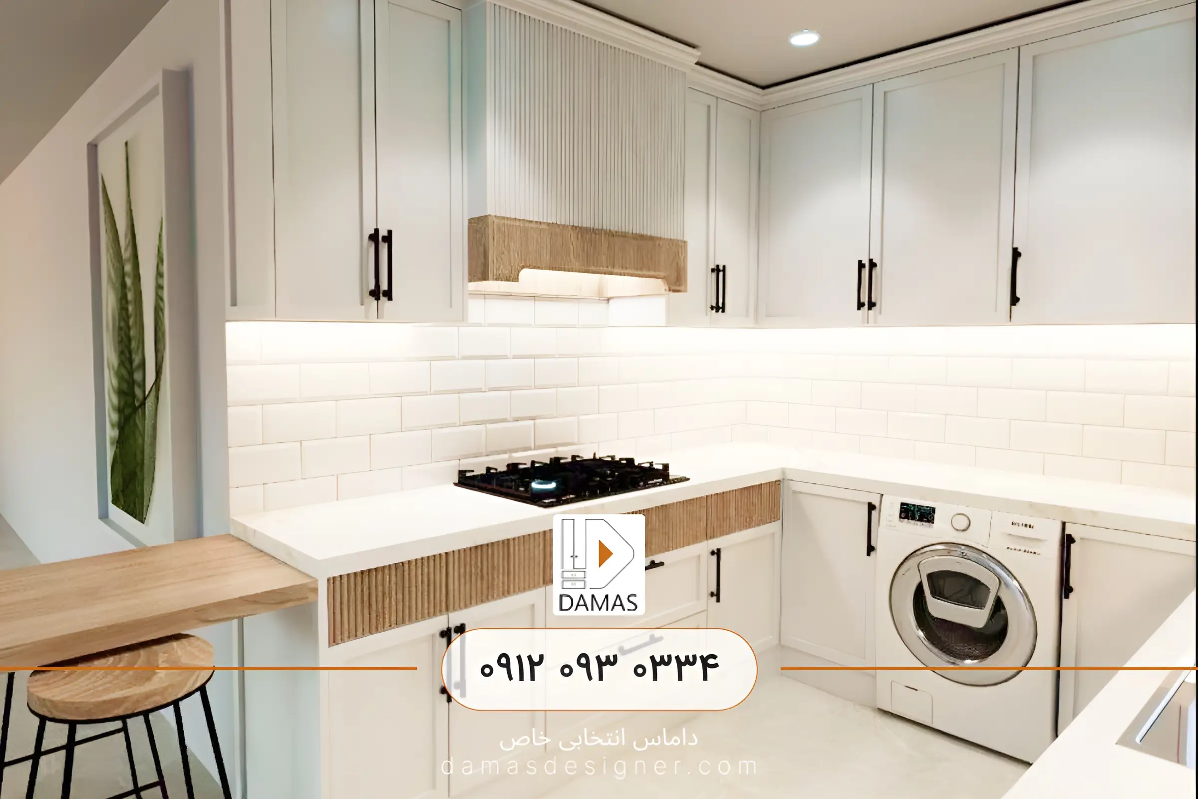 نمای کامل کابینت آشپزخانه نئوکلاسیک با میز صبحانه خوری